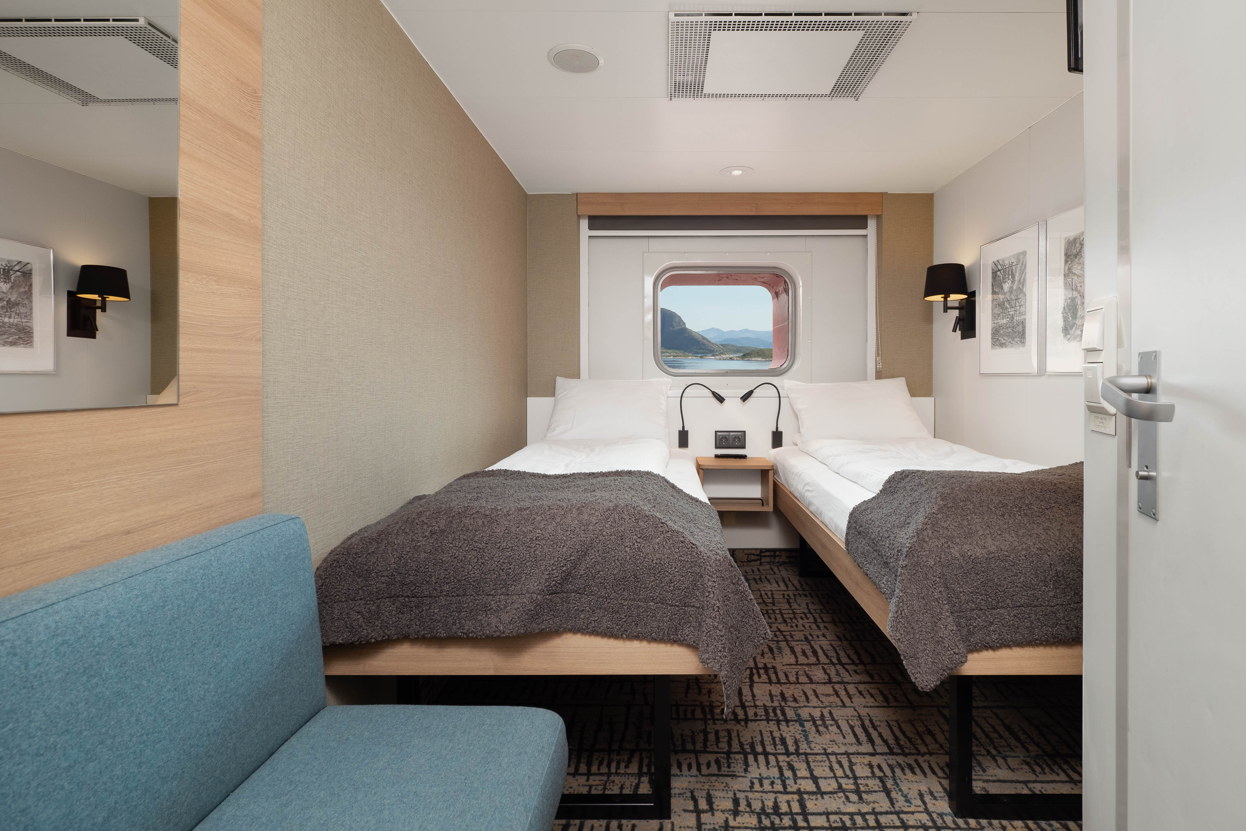 Polar Outside | Twin on lower deck with window